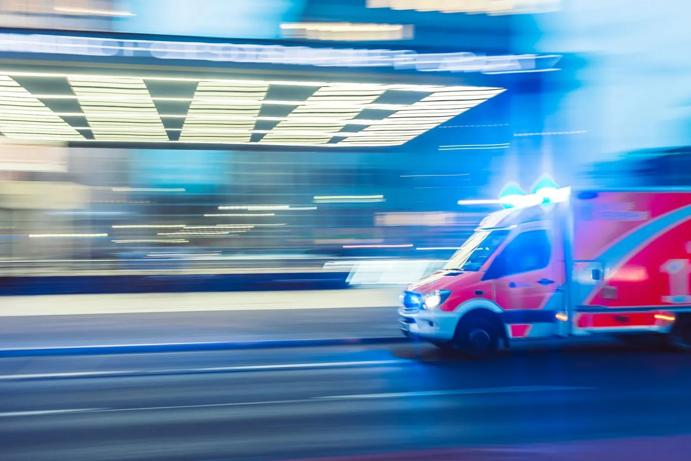 Ambulancia de emergencia en la calle